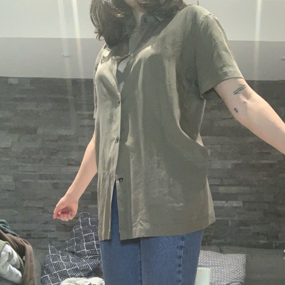 A flowy, relaxed button-down crafted from lyocell micro twill from Kotn. - Picture 4 of 6